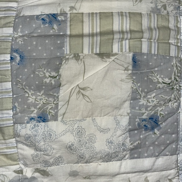 Rachel Ashwell Simply Shabby Chic Queen 100”x 86” Patchwork Cotton Quilt - Picture 10 of 10